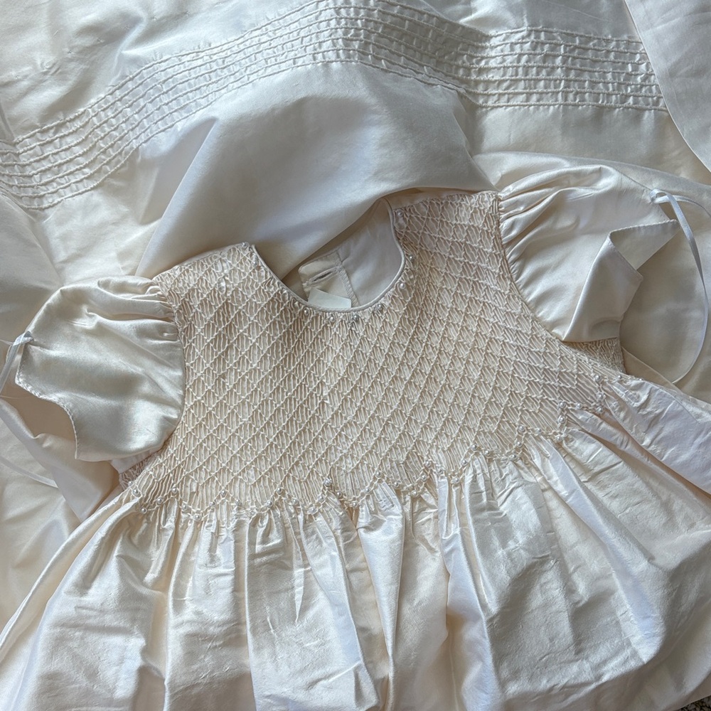 Elegant Silk Cream Dress with Bonnet - Picture 6 of 7